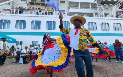 Grupos de marimba afinaron sus instrumentos y deleitaron con bailes a los turistas.