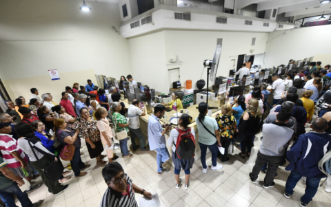 Las personas, en su mayoría, asisten a realizar el pago de forma presencial.