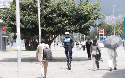 Entidades municipales como la Agencia Metropolitana de Tránsito y agentes de control participan en los controles.