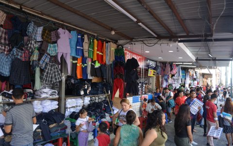 En las cercanías del Mercado Central, en Guayaquil, se ofrecen réplicas de uniformes escolares a bajo costo.