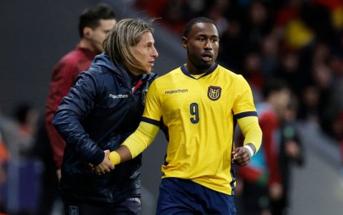 El DT Sebastián Beccacece (I) apostó por John Yeboah como carta ofensiva.