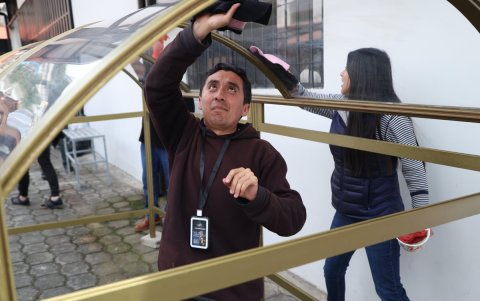 Andas. Jóvenes y adultos limpian, mantienen y preparan el carruaje que llevará las imágenes de Jesús y la Virgen de los Dolores.