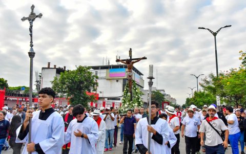 Las imágenes de Cristo crucificado marcaron la procesión de viacrucis en sectores del norte como La Alborada y Sauces.