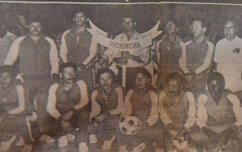 JOrge Antonio Carrera (segundo abajo desde la derecha) con la selección de Pichincha.