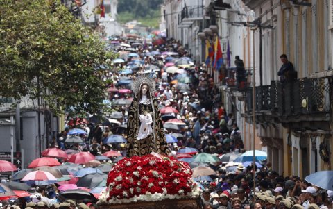 La imagen de la Virgen de los Dolores también es parte de la procesión.