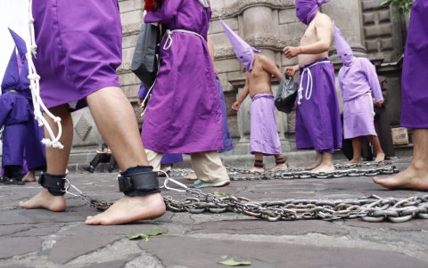 Muchos de los cucuruchos caminan descalzos y con cadenas.