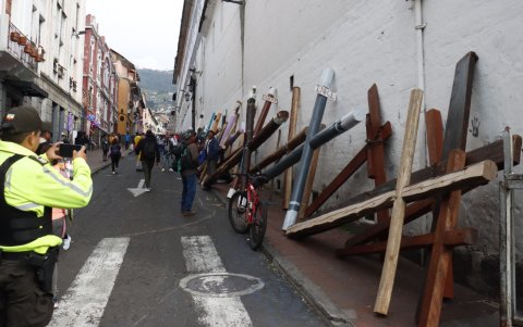 Antes de la procesión, los feligreses dejan las cruces en la calle Bolívar.