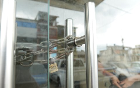 Puerta del UPC, con daños evidentes