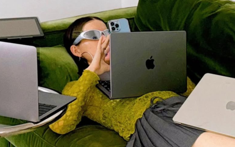 La poca retentiva de atención es un problema común en la actualidad, a menudo exacerbado por el uso intensivo de pantallas y redes sociales.