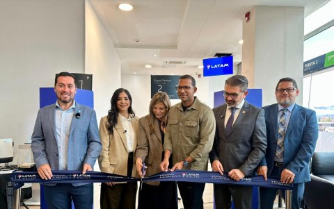 Las autoridades inauguran el vuelo Cuenca a Galápagos.