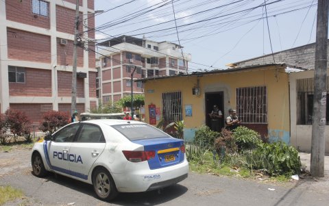 “Monito”, sospechoso del asesinato, continúa siendo buscado por las autoridades en Guayaquil. En el sector, la Policía resguarda la zona.