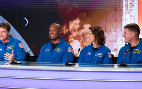 La tripulación está compuesta por cuatro astronautas, incluyendo a la primera mujer, la primera persona de color y el primer canadiense que viajarán a la órbita lunar.