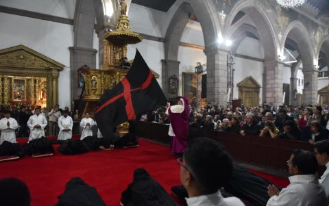 Seminaristas y canónigos participan en la procesión del Arrastre de Caudas, un rito con más de 400 años de historia.