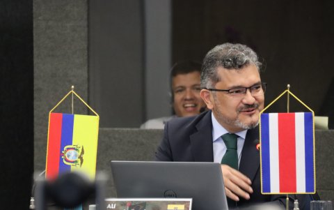 Alí Lozada, juez constitucional, es investigado por la Fiscalía por supuestas inconsistencias en su declaración patrimonial.