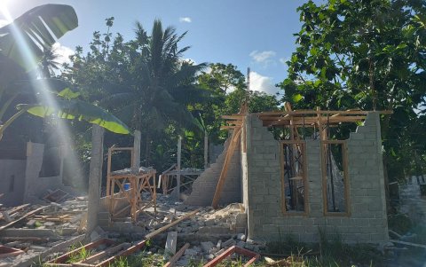 Fotografía que muestra una edificación afectada tras un terremoto en Indonesia este jueves, en la isla de Ternate (Indonesia).