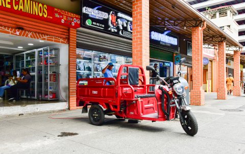 Estos vehículos de carga se recargan con electricidad.