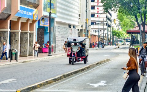 Incluso tricimotos circulan tranquilos por la calle Pedro Carbo, en su intersección con la 9 de Octubre. corazón de Guayaquil.
