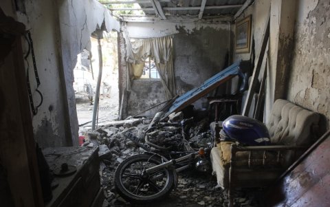 Así quedó la vivienda que fue atacada con explosivos en las calles 27 y Medardo Ángel Silva, en el suroeste de Guayaquil.