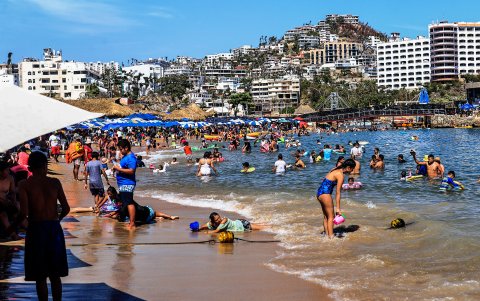 Fotografía de bañistas en una playa, el 29 de marzo de 2024, en el balneario de Acapulco (México).