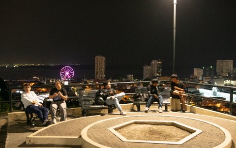 Jóvenes aprovechan el primer mirador del cerro del Carmen, con vista al centro y sur de la ciudad, para distraerse.