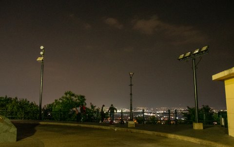 En el mirador del cerro del Carmen, al pie del monumento al Corazón de Jesús, hay luminarias apagadas.