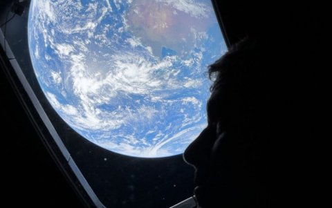 En la foto de la tripulación de Artemis se ve la Luna distante y la cuenca Oriental visible.