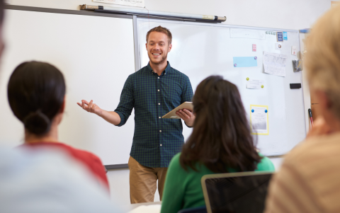 Docentes reciben homenajes en instituciones educativas del país.