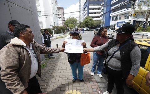 Píntag. Ayer, moradores de la parroquia rural llegaron con sus facturas a las oficinas de la entidad.