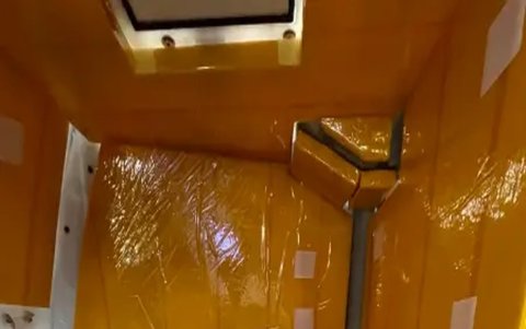 Captura de vídeo cedido por la NASA que muestra el retrete a bordo de la cápsula Orión de la misión lunar Artemis II.