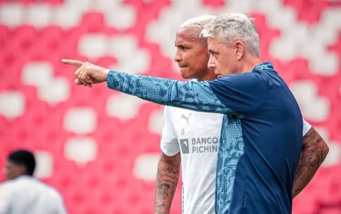 El DT Tiago Nunes y el delantero brasileño Deyverson, el fichaje estrella de los albos.