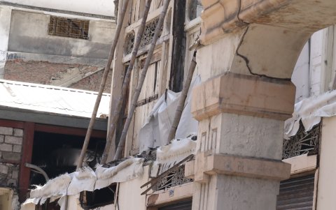 La vetustez de la Casa Tola se muestra en sus columnas y otros elementos estructurales.