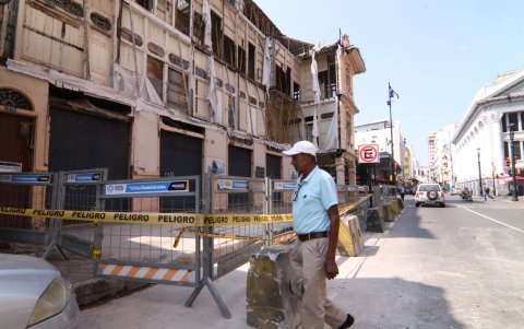 Los peatones se movilizan al pie de la Casa Tola. El cerramiento municipal les obliga a caminar por la calzada tanto del lado del bulevar 9 de Octubre como de la calle Escobedo.