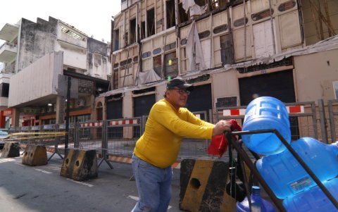 Al pie de la Casa Tola hay movimiento peatonal, vehicular y comercial, lo que aumenta el riesgo en caso de un nuevo colapso de la infraestructura patrimonial.