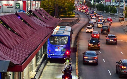 Carril de la Metrovía en la avenida Carlos Julio Arosemena ahora funciona de forma compartida con vehículos particulares de manera permanente.