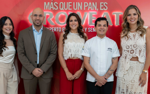 Daniela Castro, Esteban De Los Ríos y Andrea Espinoza, de Grupo Bimbo Ecuador, junto a  Santiago Nieto, chef ejecutivo de Casa Julián, y Diana León.