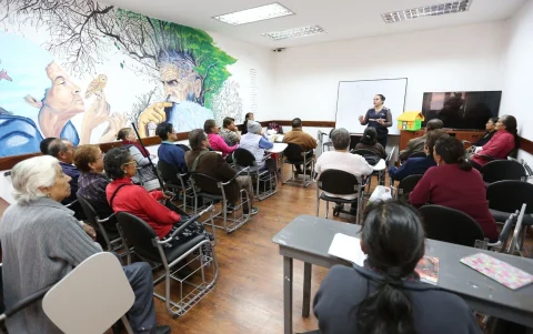 El programa permite retomar y finalizar la Educación General Básica Superior, desde octavo grado, así como el Bachillerato en Ciencias.