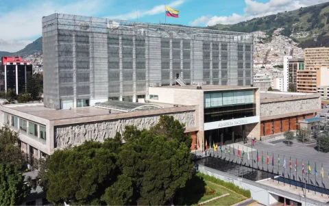 Fachada de la Asamblea Nacional en Quito, donde se debate la reforma sobre el uso de uniformes oficiales.