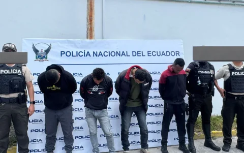 Cuatro personas, entre ellas Christian 'Diablito' Lara, exjugador de fútbol profesional, fueron aprehendidas en flagrancia tras un robo armado a un local.