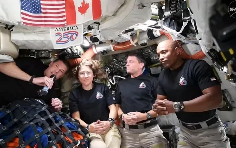 Fotografía cedida por la NASA donde aparecen los integrantes de la tripulación de la misión Artemis II.