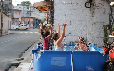Solange Astudillo instaló una piscina en la vereda para refrescar a su familia.