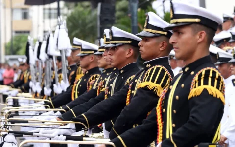 Para el caso de los oficiales especialistas, la formación militar tendrá una duración de seis meses.