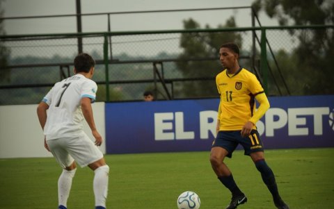Quintero (d) es una de las figuras de Ecuador en el Sudamericano Sub-17.