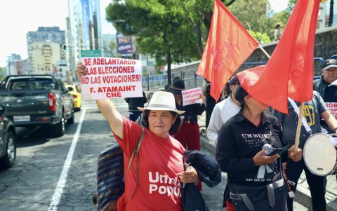 Simpatizante sostiene un cartel en apoyo a Unidad Popular durante protesta en Quito