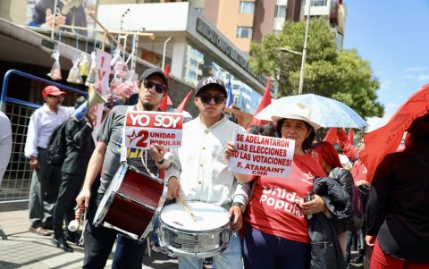 Simpatizantes de Unidad Popular marchan con consignas y tambores durante protesta en Quito