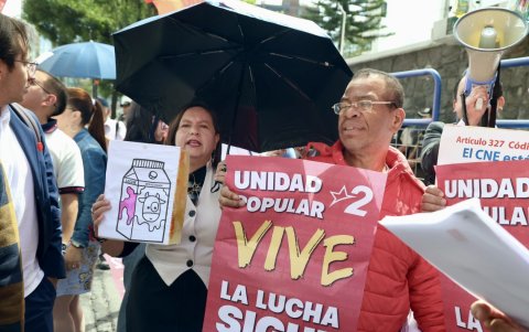 Exhiben consigna contra el proceso electoral durante movilización en Quito.