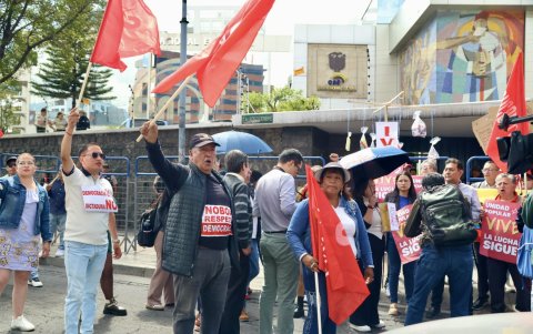 Simpatizantes alzan banderas y consignas frente al CNE en Quito