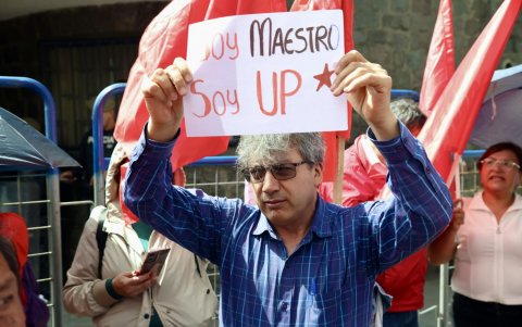 Manifestante exhibe cartel con la consigna “Soy maestro, soy UP”