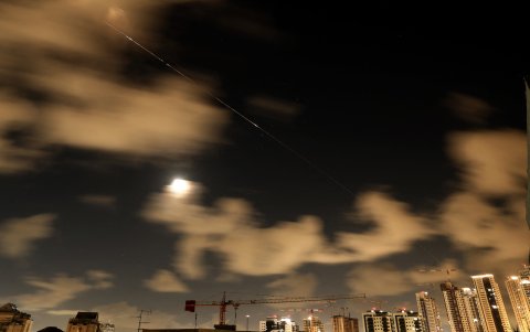 Se captan aún los rastros del paso de misiles en cielo israelí.