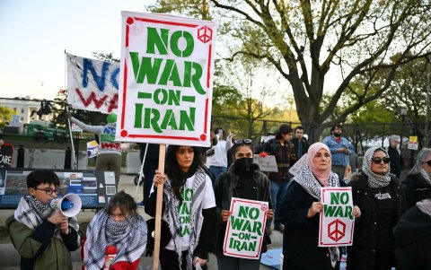 Protestas afuera de la Casa Blanca, en medio de la tensión de guerra con Irán