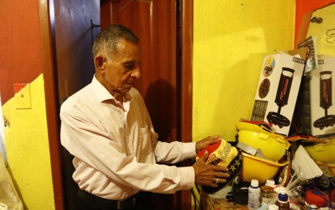 Pena. Gabriel Lucio, abuelo de Carlos Burgos Ibarra, junto a los accesorios del equipo de los amores de su nieto.